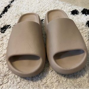 COPY - basically brand new yeezy slides 9.5, worn once going for $100